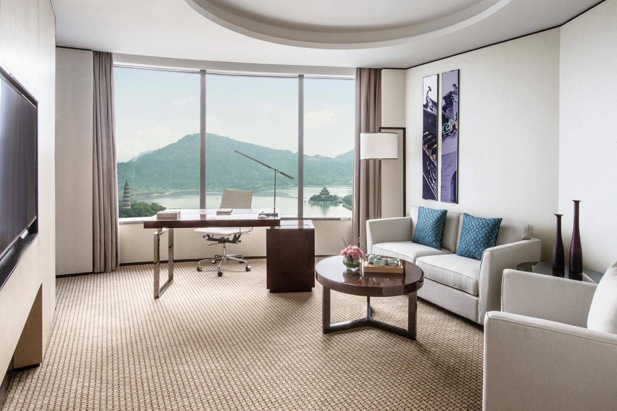 Executive lounge access, 1 Bedroom Executive Suite, 1 King